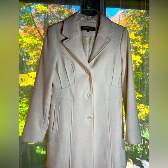 Kenneth Cole Reaction cream color cute coat. Pre-owned but good condition.Size 8 - Picture 2 of 10